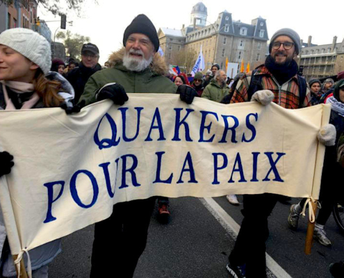 Quakers marching with peace banner - "Quakers pour la paix"